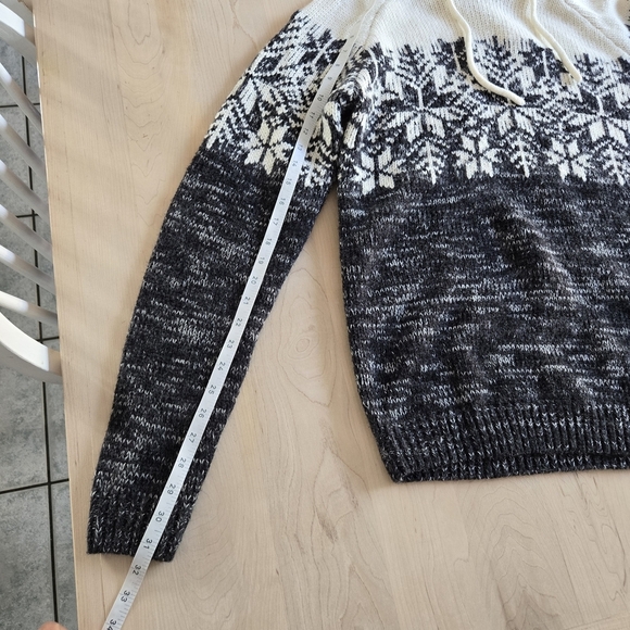 Cozy Knit Hooded Sweater with Snowflake Pattern - Picture 9 of 11